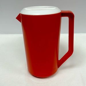 Retro RUBBERMAID 2 1/4 quart orange plastic pitcher with white lid